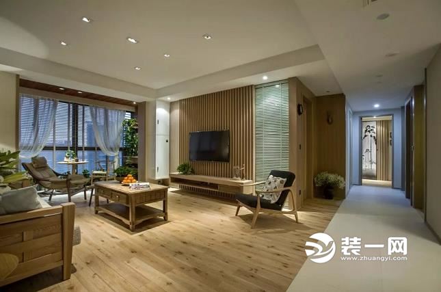 客厅地面采用木地板装饰,电视背景墙以及家具都是采用原木色调装饰